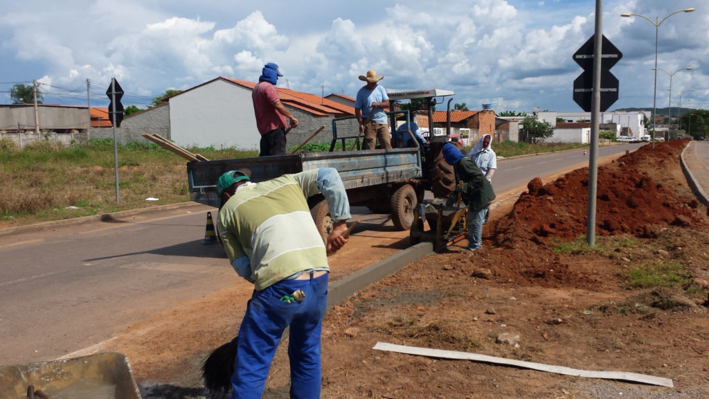 Feira improvisada em canteiro central gera impasse; prefeitura