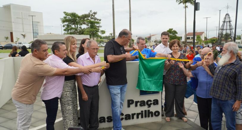 Prefeito Leonardo Menezes inaugura Praça Dimas Carrilho.