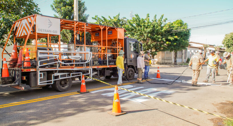 Prefeitura de Goianésia reforça sinalização viária durante feriado prolongado; trabalho continua nesta semana